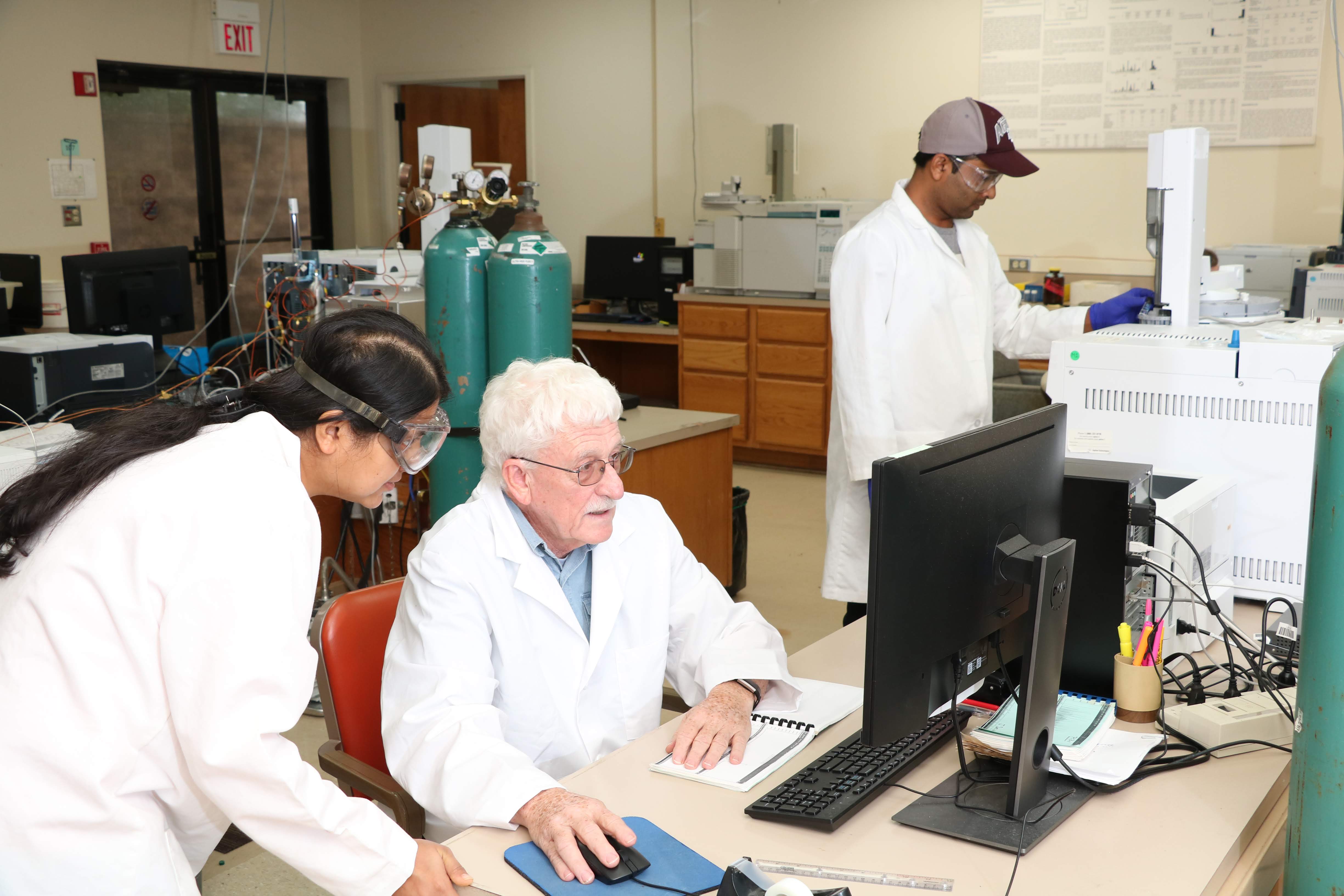 Terry Wade helping a student in the lab